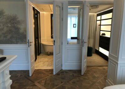 a room with a bathtub and a mirror